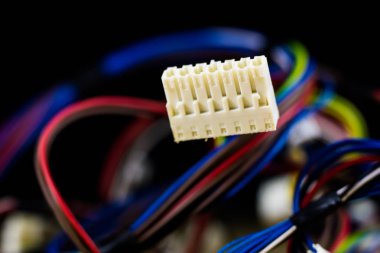 Elektrik kablolar, prizler ve konektörler bir ahşap Atölyesi tablo