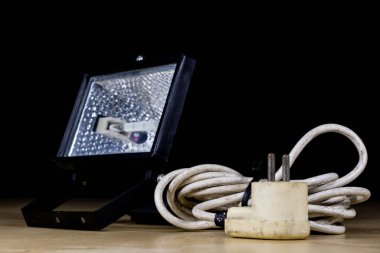 Atölye halojen lamba bir ahşap Atölyesi tablo. Aksesuarları bir