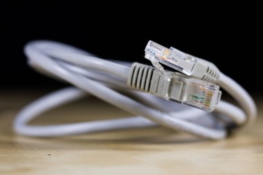 Elektrik kablolar, prizler ve konektörler bir ahşap Atölyesi tablo