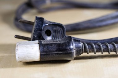 Elektrik kablolar, prizler ve konektörler bir ahşap Atölyesi tablo