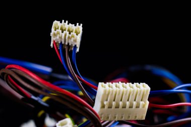 Elektrik kablolar, prizler ve konektörler bir ahşap Atölyesi tablo