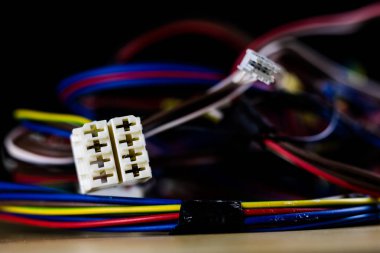 Elektrik kablolar, prizler ve konektörler bir ahşap Atölyesi tablo