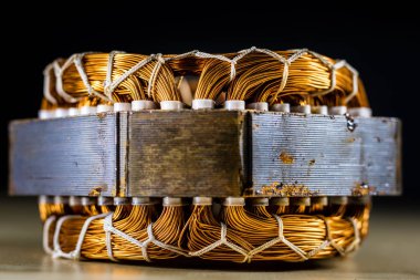 Ahşap bir tezgah üzerinde bir elektrik motoru stator. Aksesuarları bir