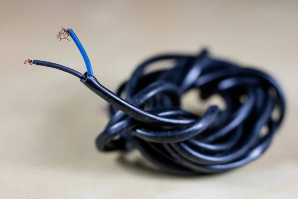 Electric cables, plugs and connectors on a wooden workshop table — Stock Photo, Image