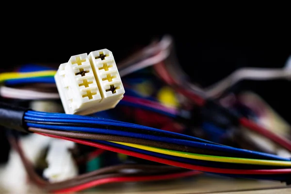 Elektrik kablolar, prizler ve konektörler bir ahşap Atölyesi tablo