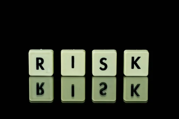 Blokken met letters instellen op een glazen tafel. Woorden gerangschikt van le — Stockfoto