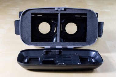 Sanal gerçeklik ahşap bir masaya gözlükler. Gözlük ve bilgisayar 