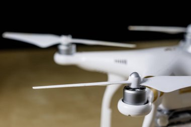Uçan gemi ve Aksesuar ahşap bir masa üzerinde. Dron notebook bir