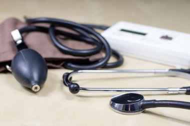 Tıbbi Aksesuar ahşap bir masa üzerinde. Steteskop ve bir medica