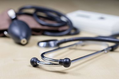 Tıbbi Aksesuar ahşap bir masa üzerinde. Steteskop ve bir medica