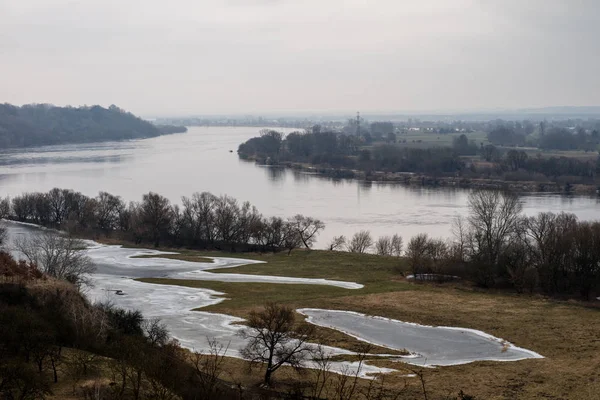 Büyük nehrinin uzak manzara, yukarıdan görünüm eski riverb üzerinde yapıldı. — Stok fotoğraf