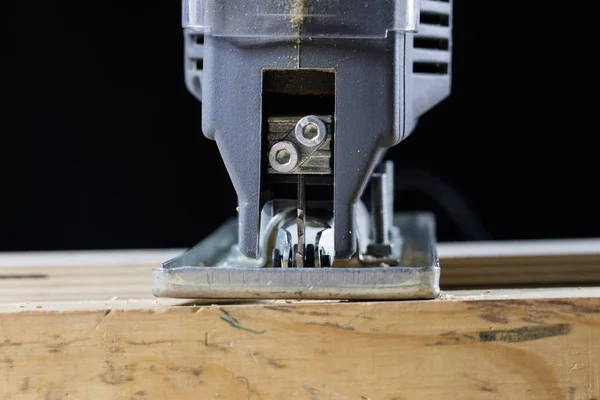 Snickeri verktyg på ett trä workshop bord. Såg och andra carpen — Stockfoto