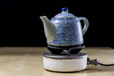 Öğle Yemeği ve çay için su yemek pişirmek için tıraş. Eski mutfak 