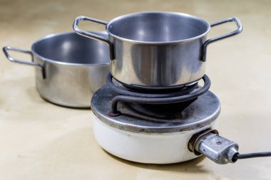 Öğle Yemeği ve çay için su yemek pişirmek için tıraş. Eski mutfak 