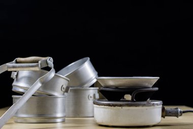 Öğle Yemeği ve çay için su yemek pişirmek için tıraş. Eski mutfak 