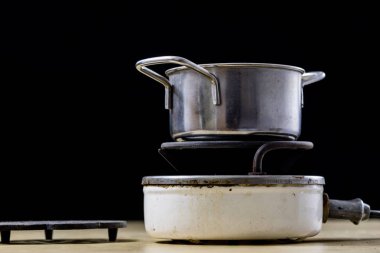 Öğle Yemeği ve çay için su yemek pişirmek için tıraş. Eski mutfak 