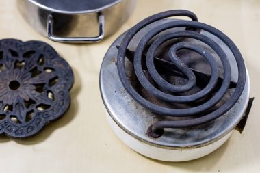 Öğle Yemeği ve çay için su yemek pişirmek için tıraş. Eski mutfak 