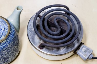 Öğle Yemeği ve çay için su yemek pişirmek için tıraş. Eski mutfak 