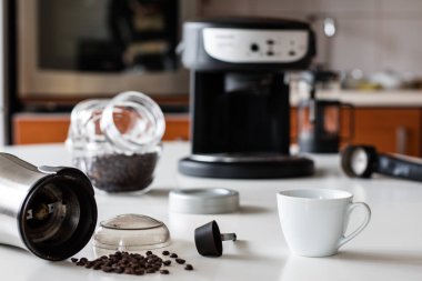 Mutfakta sabah kahvesi. Kahve makinesi ve kahve makinesi w