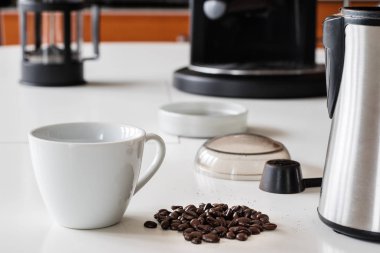 Mutfakta sabah kahvesi. Kahve makinesi ve kahve makinesi w