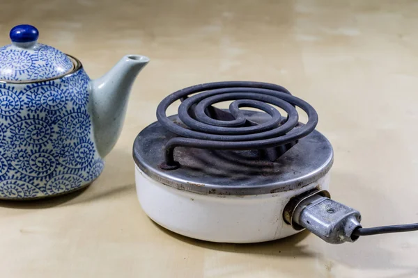 Öğle Yemeği ve çay için su yemek pişirmek için tıraş. Eski mutfak 