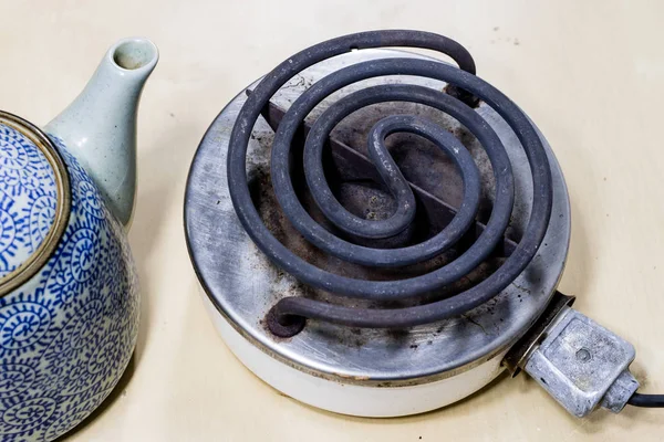 Öğle Yemeği ve çay için su yemek pişirmek için tıraş. Eski mutfak 