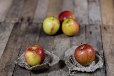Koyu ahşap kutu büyük kırmızı elma. Ahşap sandık ve elma üzerinde 