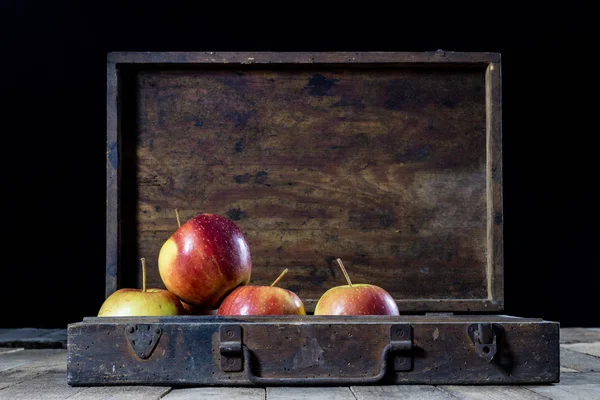 Big red apples in a dark wooden box. Wooden crate and apples on — Stock Photo, Image