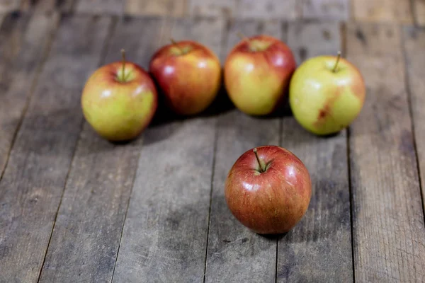 Big red apples in a dark wooden box. Wooden crate and apples on — Stock Photo, Image