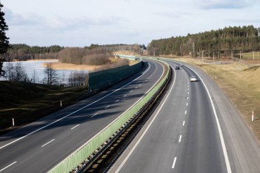 Yüksek hızlı yol viyadük görüldü. İki şeritli bir yol ve araba