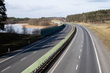 Yüksek hızlı yol viyadük görüldü. İki şeritli bir yol ve araba