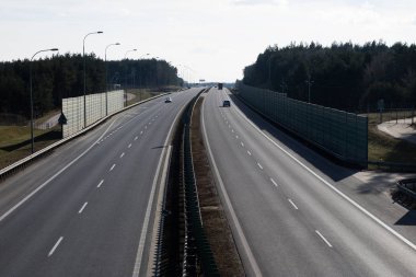 Yüksek hızlı yol viyadük görüldü. İki şeritli bir yol ve araba