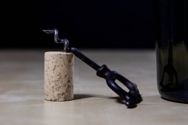Şarap Aksesuarları ahşap bir masa üzerinde. Cork, tirbuşon ve bir şişe
