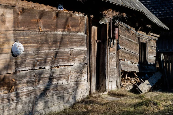 Oude boerderij en houten huis, raam, deur in een oud landhuis. — Stockfoto