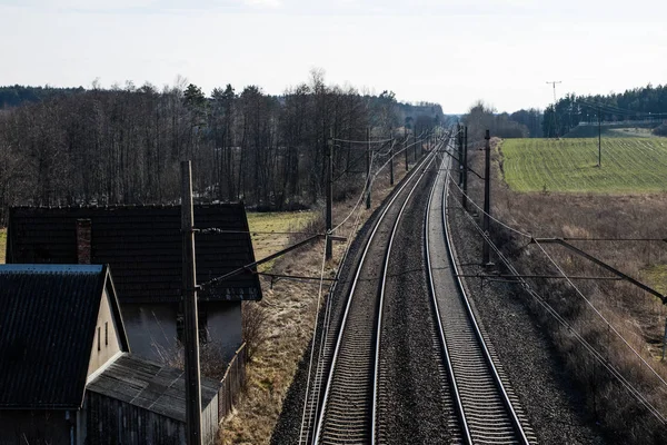 Línea ferroviaria para trenes de alta velocidad. Línea ferroviaria y electr — Foto de Stock