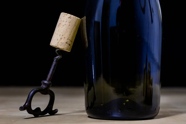 Accessori di vino su un tavolo di legno. Sughero, cavatappi e una bottiglia — Foto Stock