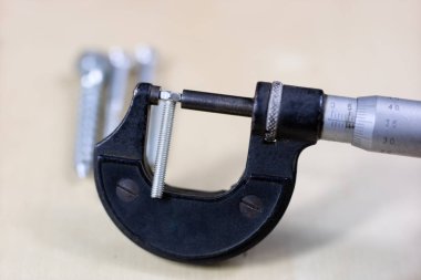 Aletleri ve ölçüm aksesuarları bir ahşap Atölyesi tablo. Maki