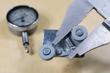 Aletleri ve ölçüm aksesuarları bir ahşap Atölyesi tablo. Maki