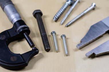 Aletleri ve ölçüm aksesuarları bir ahşap Atölyesi tablo. Maki