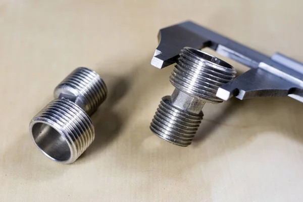 Herramientas y accesorios de medición en una mesa de madera. Maki. — Foto de Stock