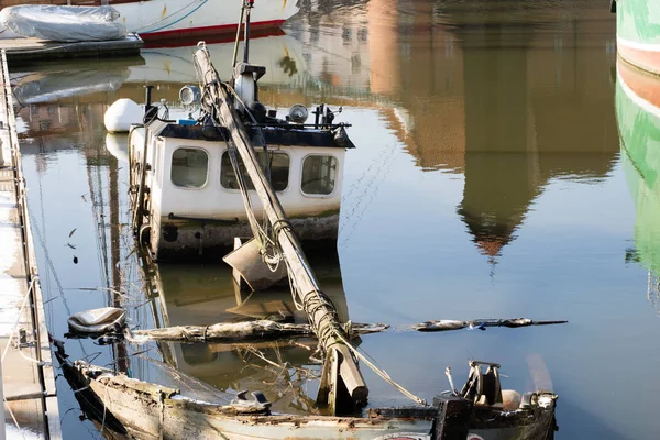 Un vieux bateau de pêche. Un vieux bateau de pêche coulé dans le port . — Photo