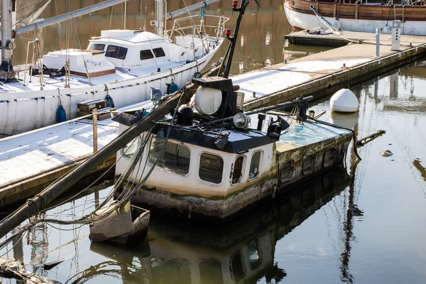 Un vieux bateau de pêche. Un vieux bateau de pêche coulé dans le port . — Photo