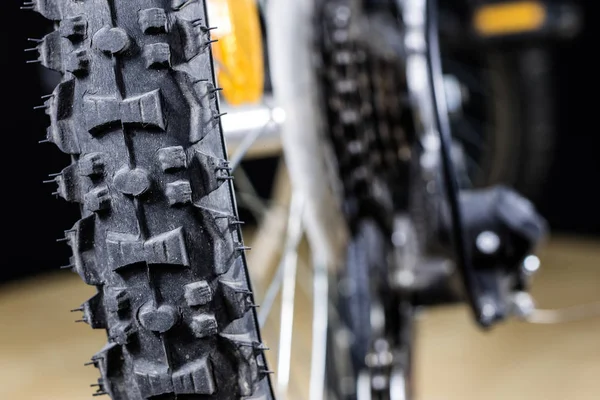 Fiets van de kinderen. Schokdemper, rem, wiel getoond close-up. — Stockfoto