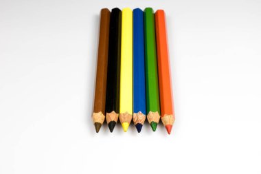 Beyaz izole zeminde renkli kalem boya kalemi. Okul erişimci