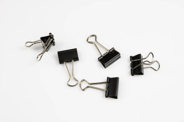 Renkli office beyaz zeminde izole ataç. Office acc