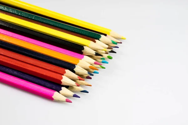 Цветные карандашные карандаши на белой изолированной земле. Доступ в школу — стоковое фото