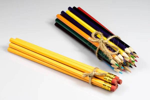 Pastelli a matita colorati su fondo bianco isolato. Accessore scolastico — Foto Stock