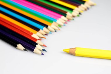 Beyaz izole zeminde renkli kalem boya kalemi. Okul erişimci