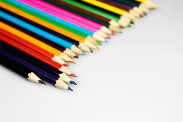 Цветные карандашные карандаши на белой изолированной земле. Доступ в школу — стоковое фото