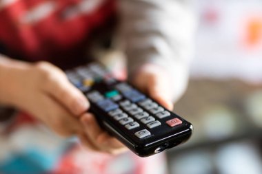 TV uzaktan kumanda kadın elinde tuttu. T geçiş kanalları